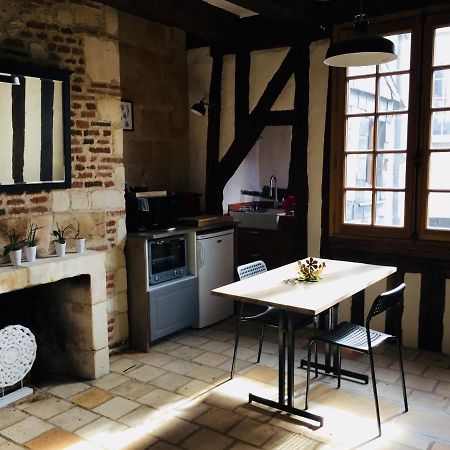 Appartement dans Immeuble 15 éme Siècles Vieux Tours Exterior foto